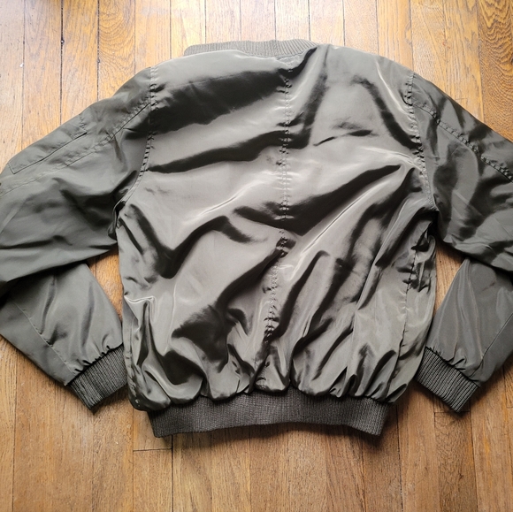 Green Bomber Jacket 🧶 - Picture 10 of 11